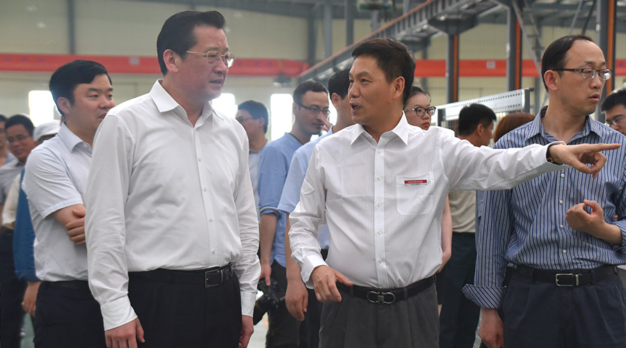 徐州市委常委、徐州经济技术开发区党工委书记王强参观升华电梯“无人化工厂”(图4) 徐州市委常委、徐州经济技术开发区党工委书记王强参观升华电梯“无人化工厂”(图4)