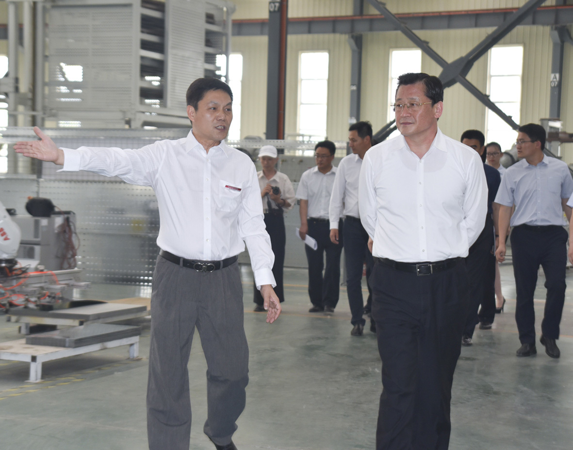 徐州市委常委、徐州经济技术开发区党工委书记王强参观升华电梯“无人化工厂”(图3) 徐州市委常委、徐州经济技术开发区党工委书记王强参观升华电梯“无人化工厂”(图3)