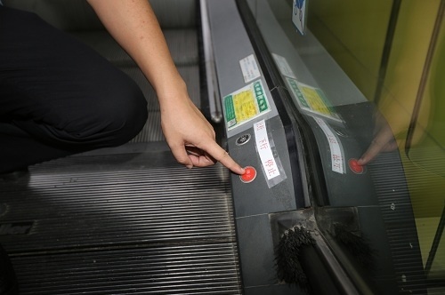 收藏!自动扶梯的内部结构视频请查收!乘坐扶梯请看好扶稳!(图2) 收藏!自动扶梯的内部结构视频请查收!乘坐扶梯请看好扶稳!(图2)